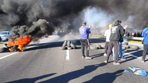Sindicatos cortaron el Acceso Oeste, ambas manos, a la altura de Moreno