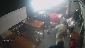 video-dos-borrachos-le-dieron-una-brutal-paliza-a-las-mozas-de-una-cerveceria-de-la-matanza