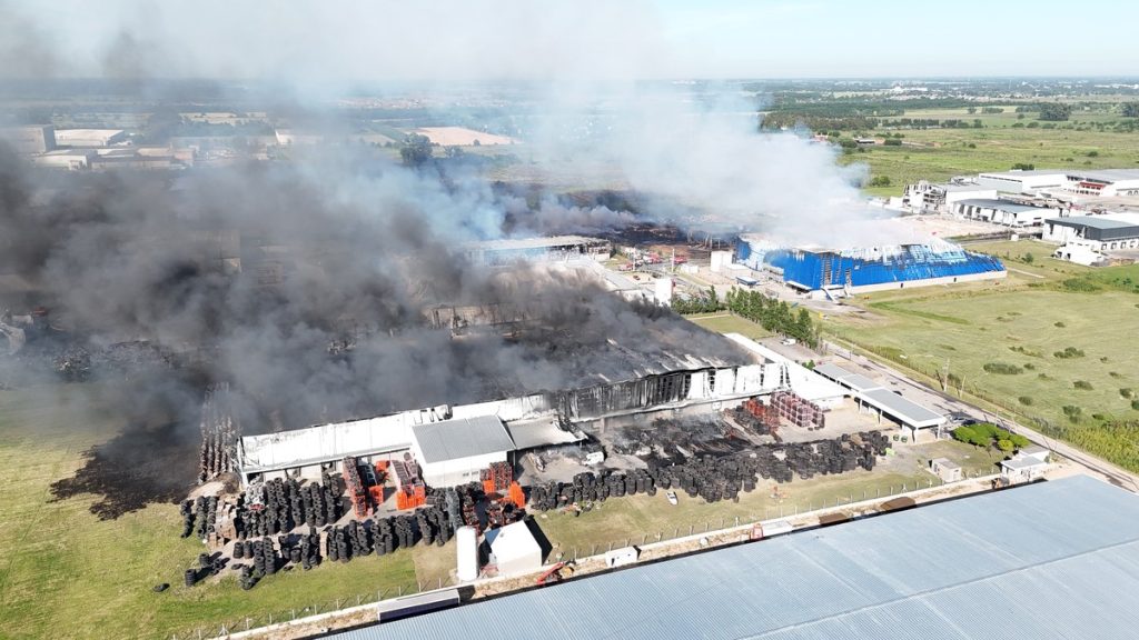 Incendio en una fábrica en Ezeiza - 15/11/2025